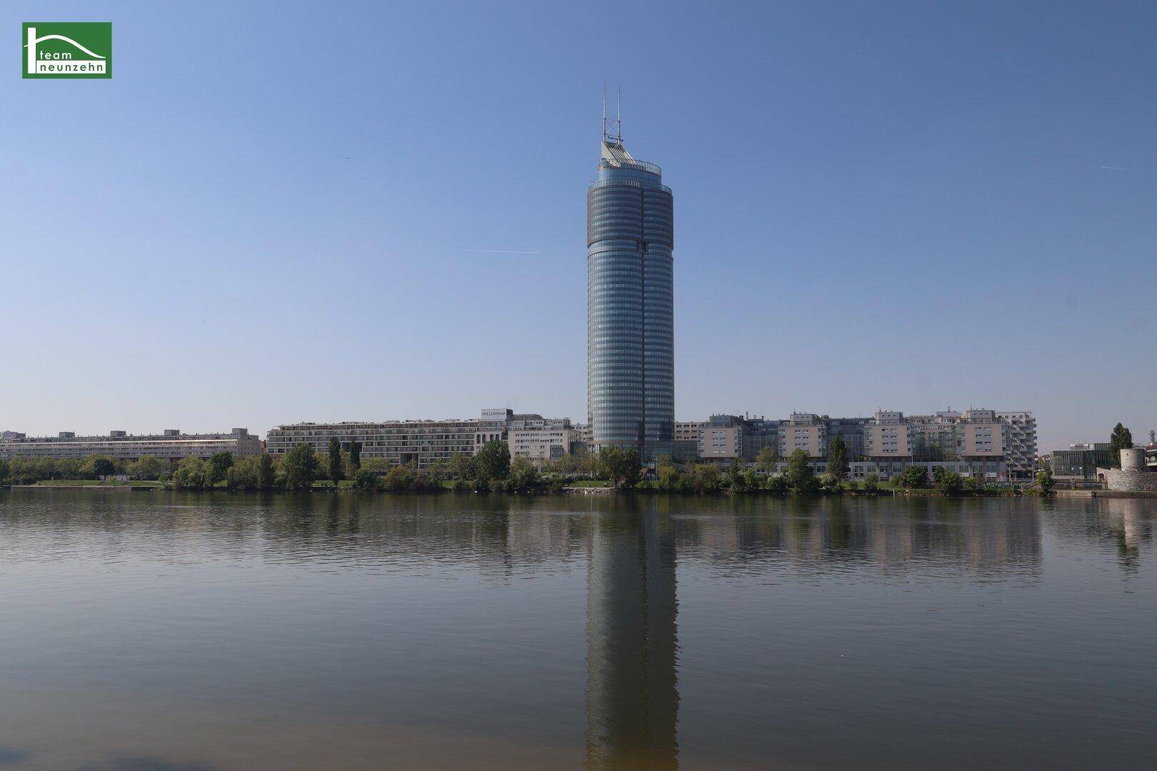 Moderner Wolkenkratzer am Wasser, der die Skyline der Stadt prägt.