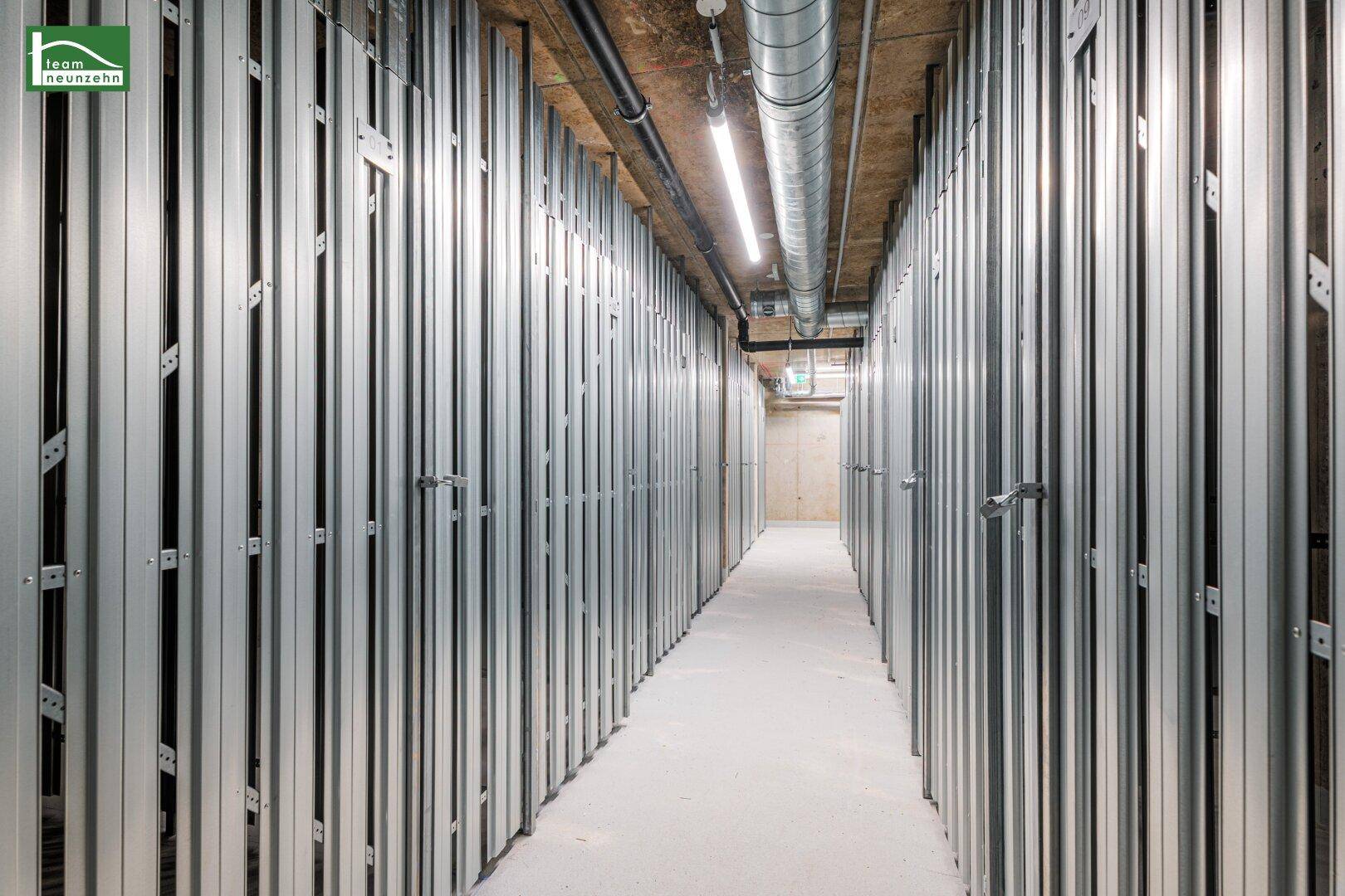 Langer Gang mit individuellen Abstellräumen im Kellerbereich eines Neubaus, ideal für zusätzlichen Stauraum.