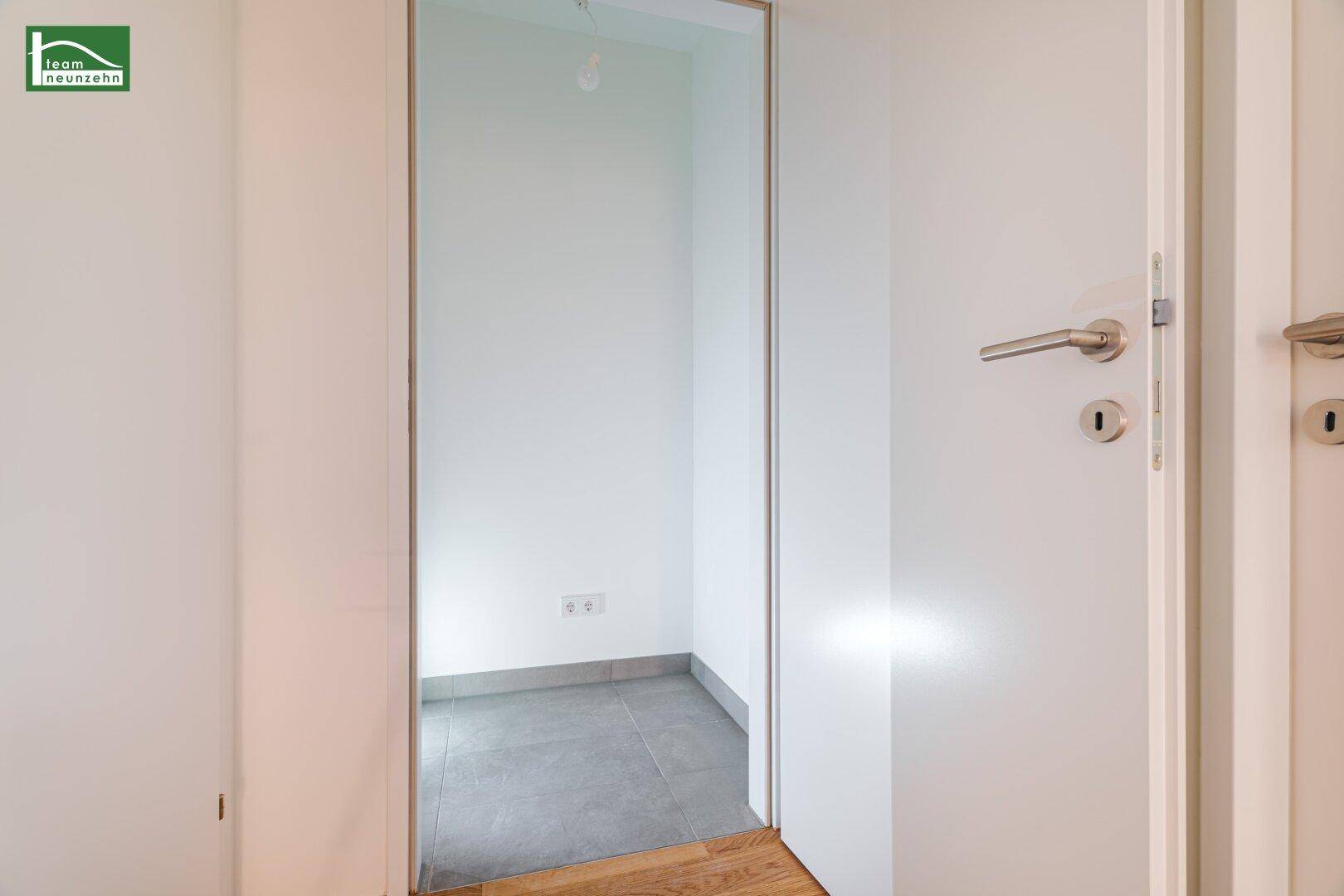Praktischer Abstellraum mit Fliesenboden, ideal für zusätzlichen Stauraum in der Wohnung.