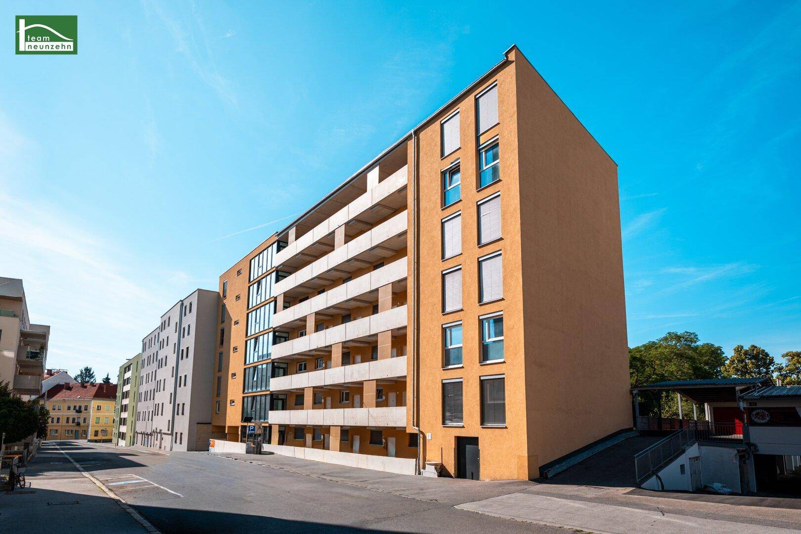 Außenansicht des modernen Wohngebäudes von der Straße aus mit Eingangsbereich.