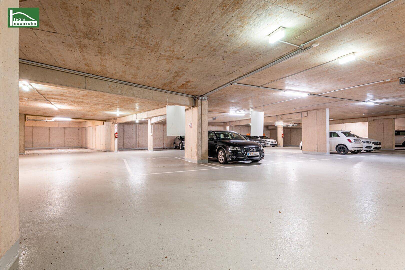 Geräumige Tiefgarage mit mehreren Stellplätzen und Betonwänden.