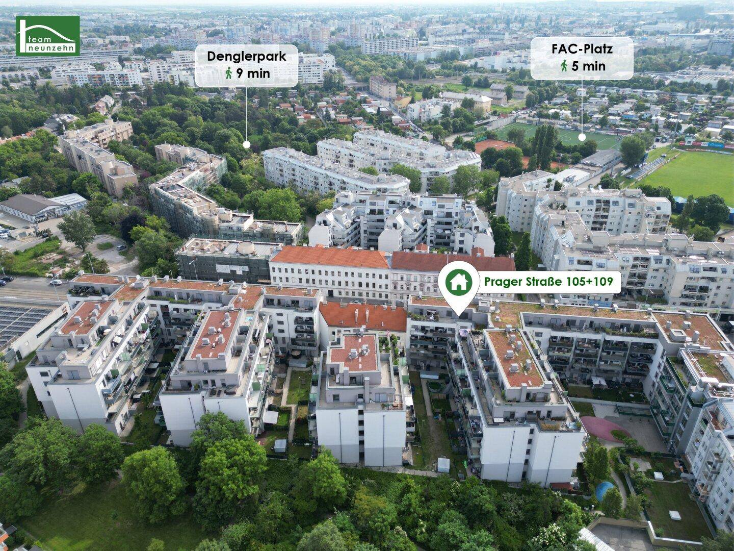 Übersicht aus der Vogelperspektive auf eine Wohnsiedlung mit viel Grün und nahegelegenen Parks.