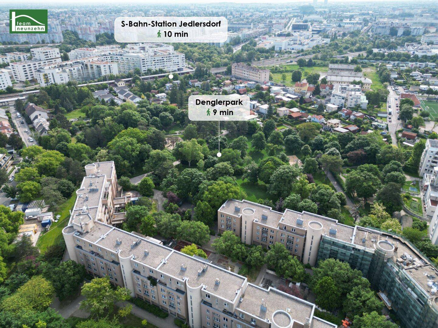 Weitläufige Luftaufnahme einer Wohngegend mit ausgedehnten Grünflächen und guter Anbindung.