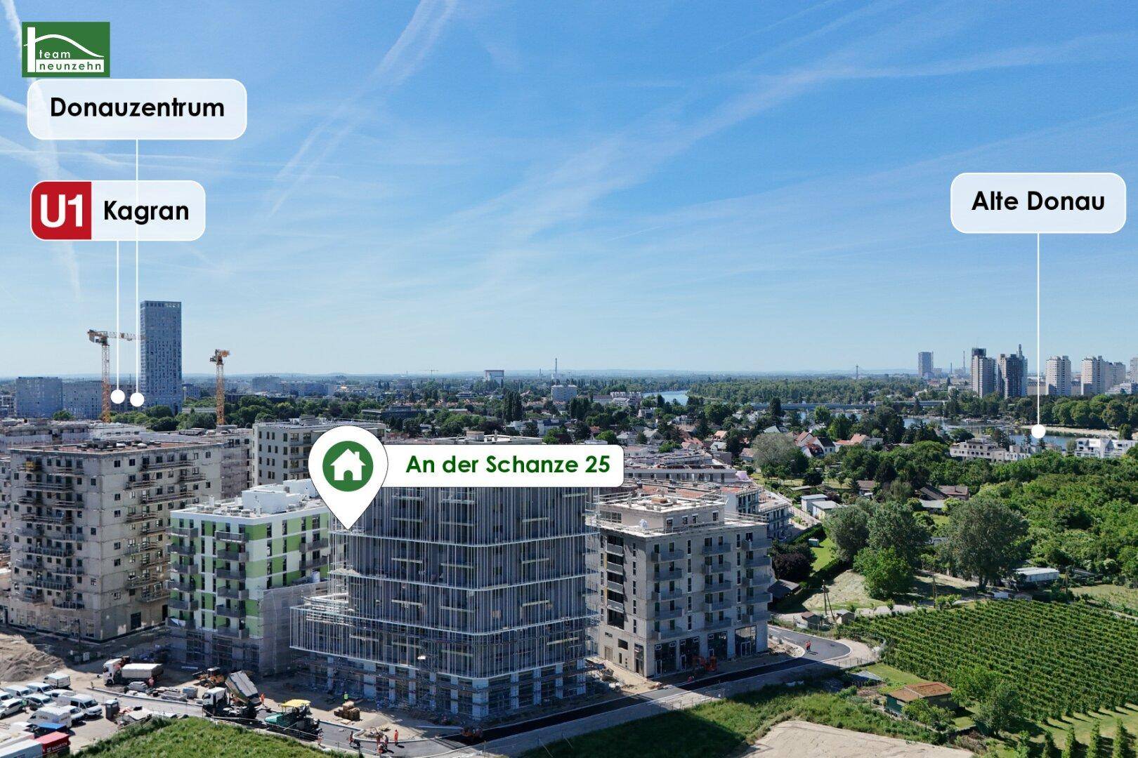 Luftaufnahme der Neubauten mit Standortmarkierung und Blick auf Donauzentrum und Alte Donau.