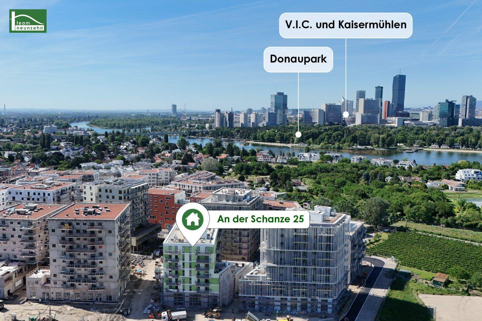 Luftaufnahme der Neubauten mit Standortmarkierung und Blick auf Donaupark und Wiener Skyline.