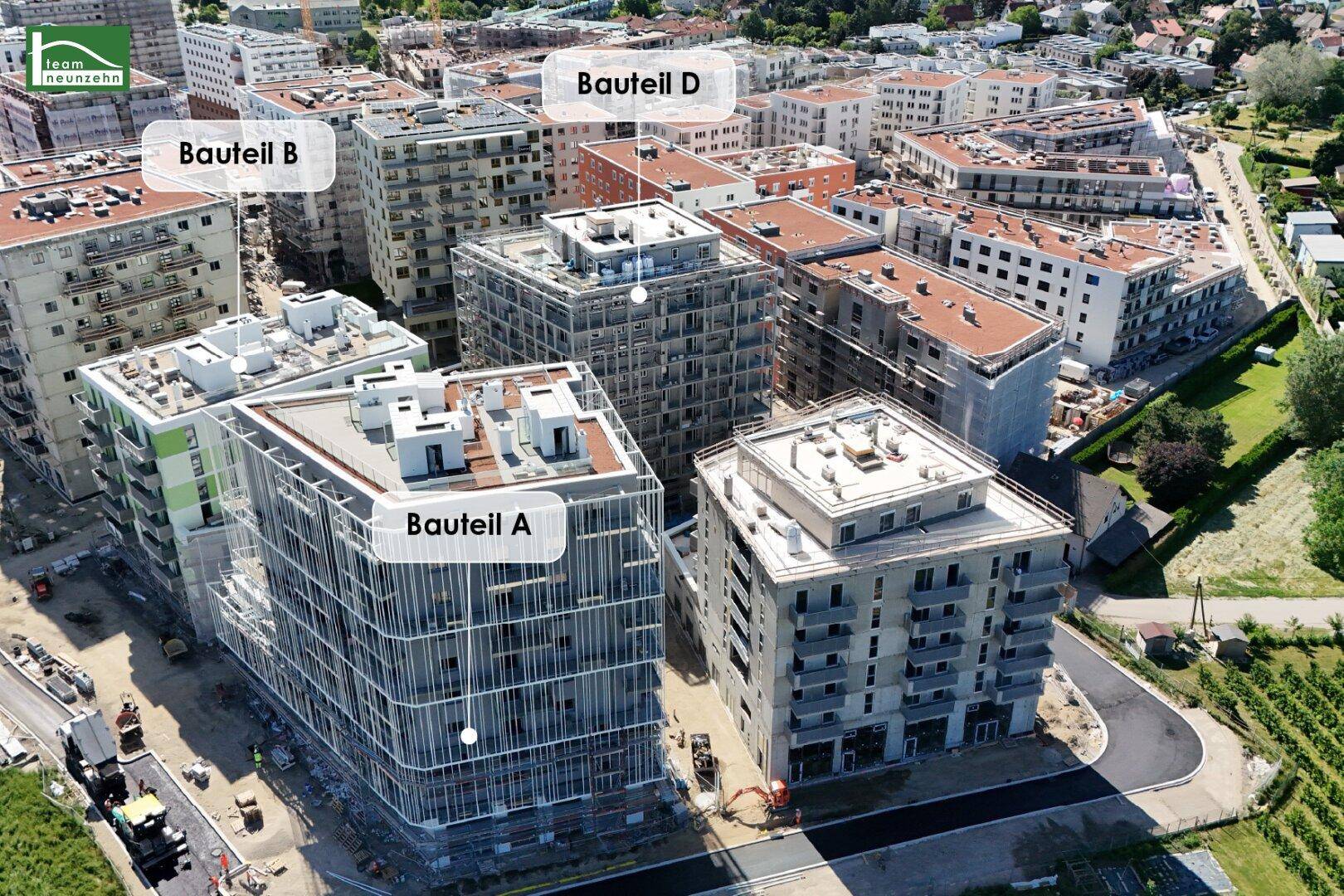 Nahaufnahme der verschiedenen Bauteile des Neubauprojekts mit moderner Architektur und Bauarbeiten.
