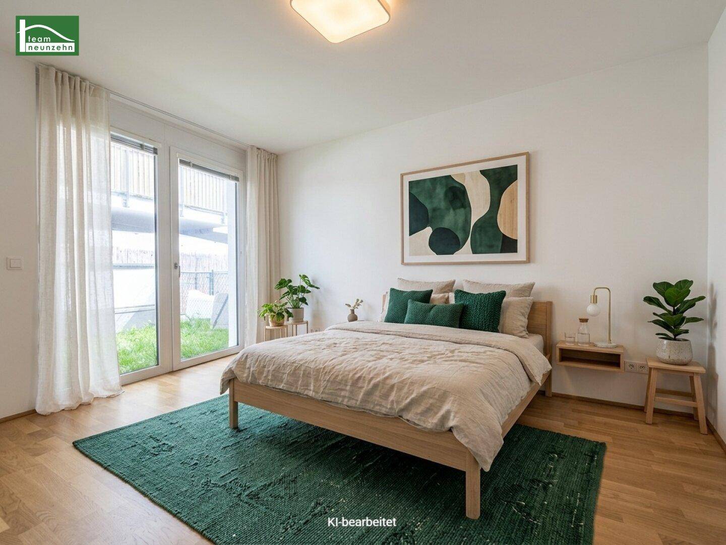 Gemütliches Schlafzimmer mit Holzbett, Parkettboden und Zugang zu einem kleinen Außenbereich.