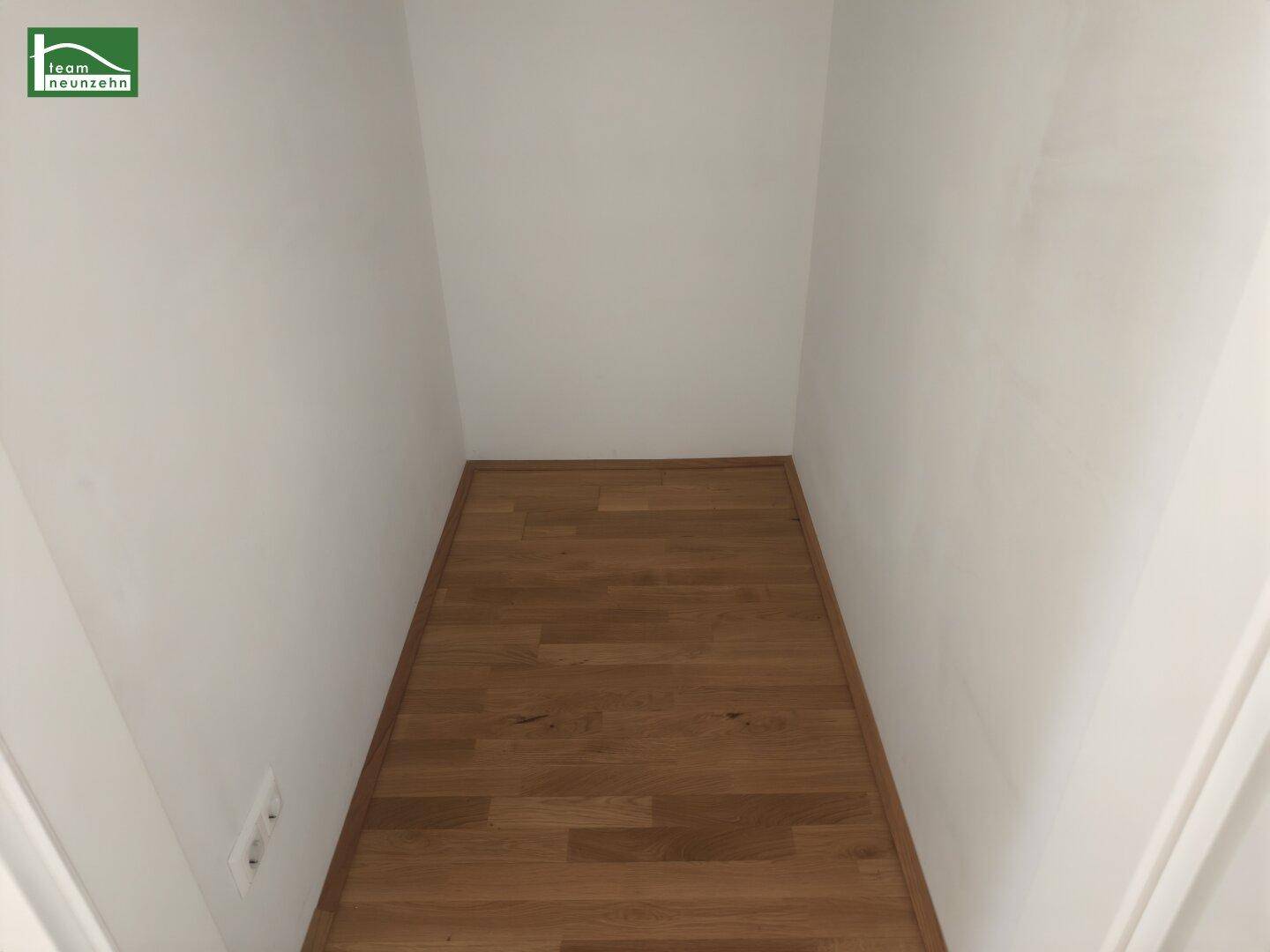 Praktischer Abstellraum mit Holzboden und weißen Wänden, ideal für zusätzlichen Stauraum.