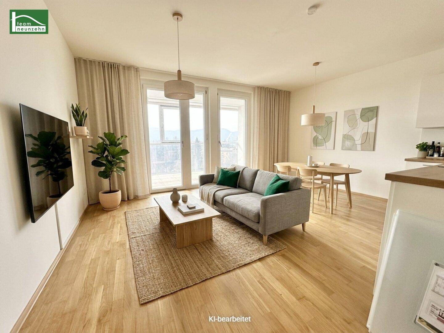 Modern eingerichteter Wohn-Essbereich mit Holzboden, bequemer Couch und Esstisch am Fenster.