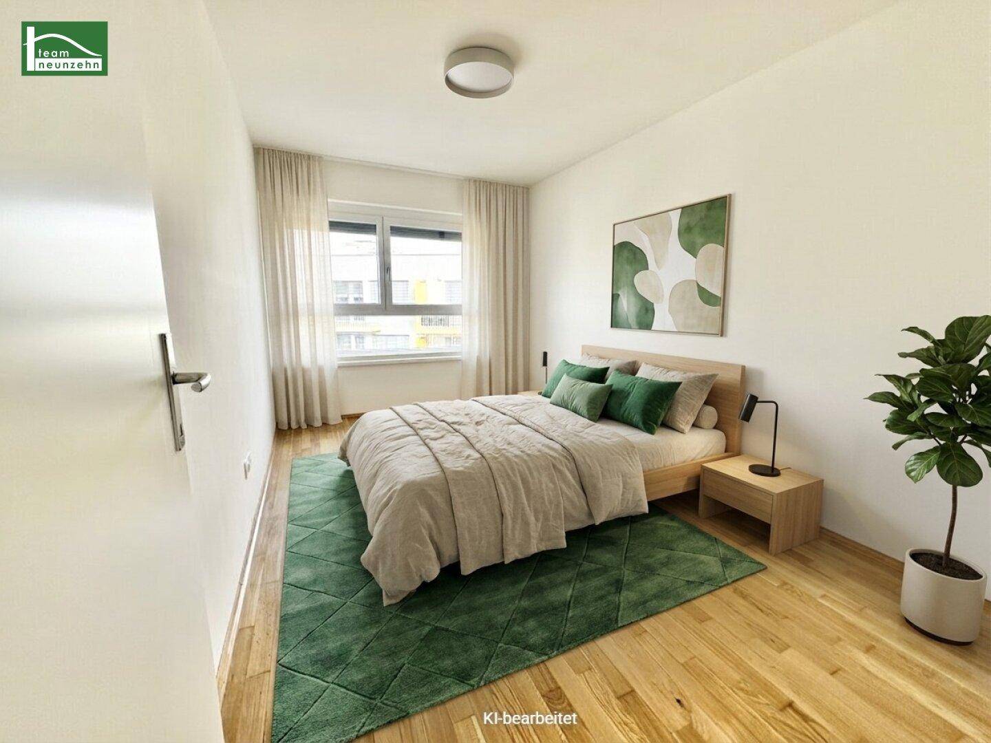 Gemütliches Schlafzimmer mit Holzboden, modernem Bett und grünen Akzenten, hell durch das Fenster.