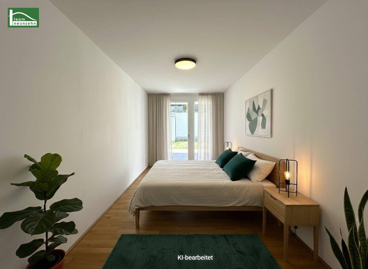 Helles Schlafzimmer mit Holzboden, modernem Bett und Zugang zum Garten.