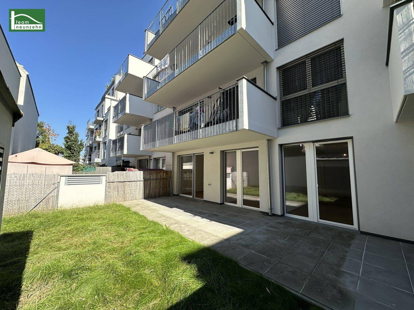 Private Gartenfläche mit gepflasterter Terrasse und direktem Zugang zu den Wohnräumen.