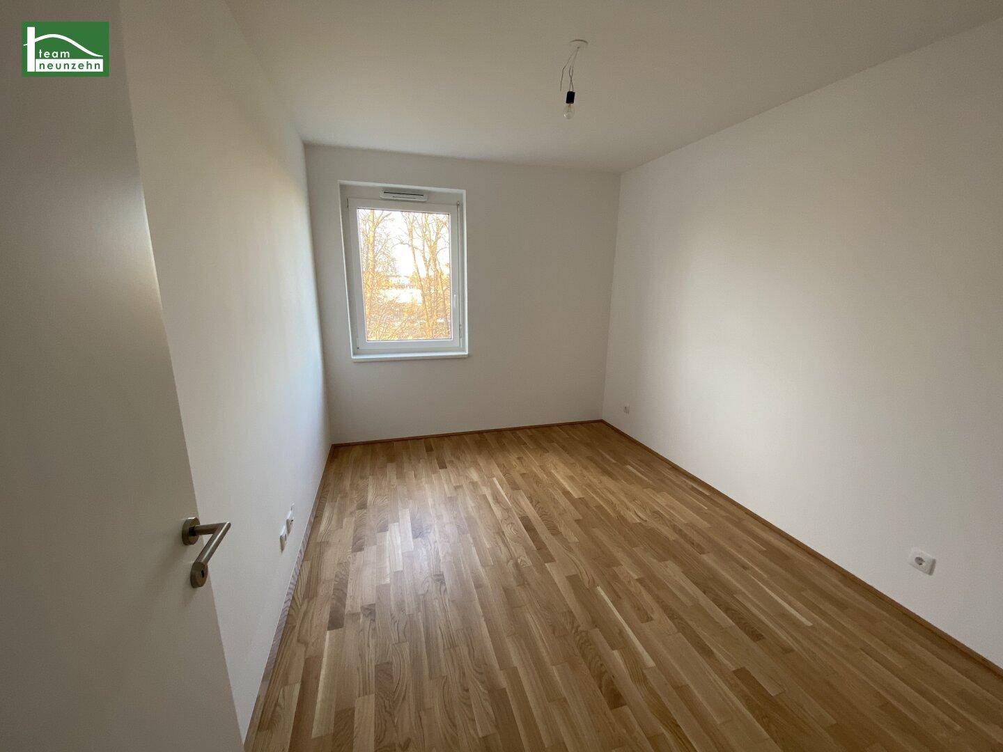 Weiteres helles Zimmer mit Parkettboden und Fenster, vielseitig nutzbar als Schlaf- oder Arbeitszimmer.