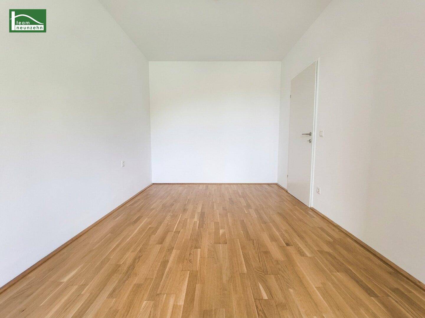 Unmöblierter Raum mit hellem Parkettboden und weißen Wänden, vielseitig nutzbar als Schlaf- oder Arbeitszimmer.