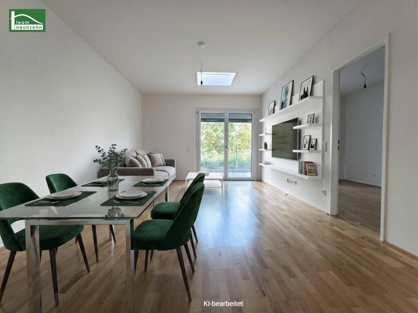 Heller Wohn- und Essbereich mit Holzboden, modernem Esstisch und Zugang zum Außenbereich.