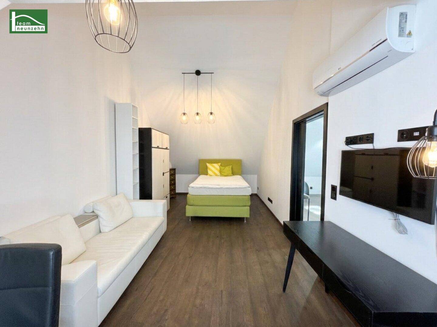Helles Zimmer mit Bett, Sofa und Klimaanlage, ideal als Gäste- oder Jugendzimmer.