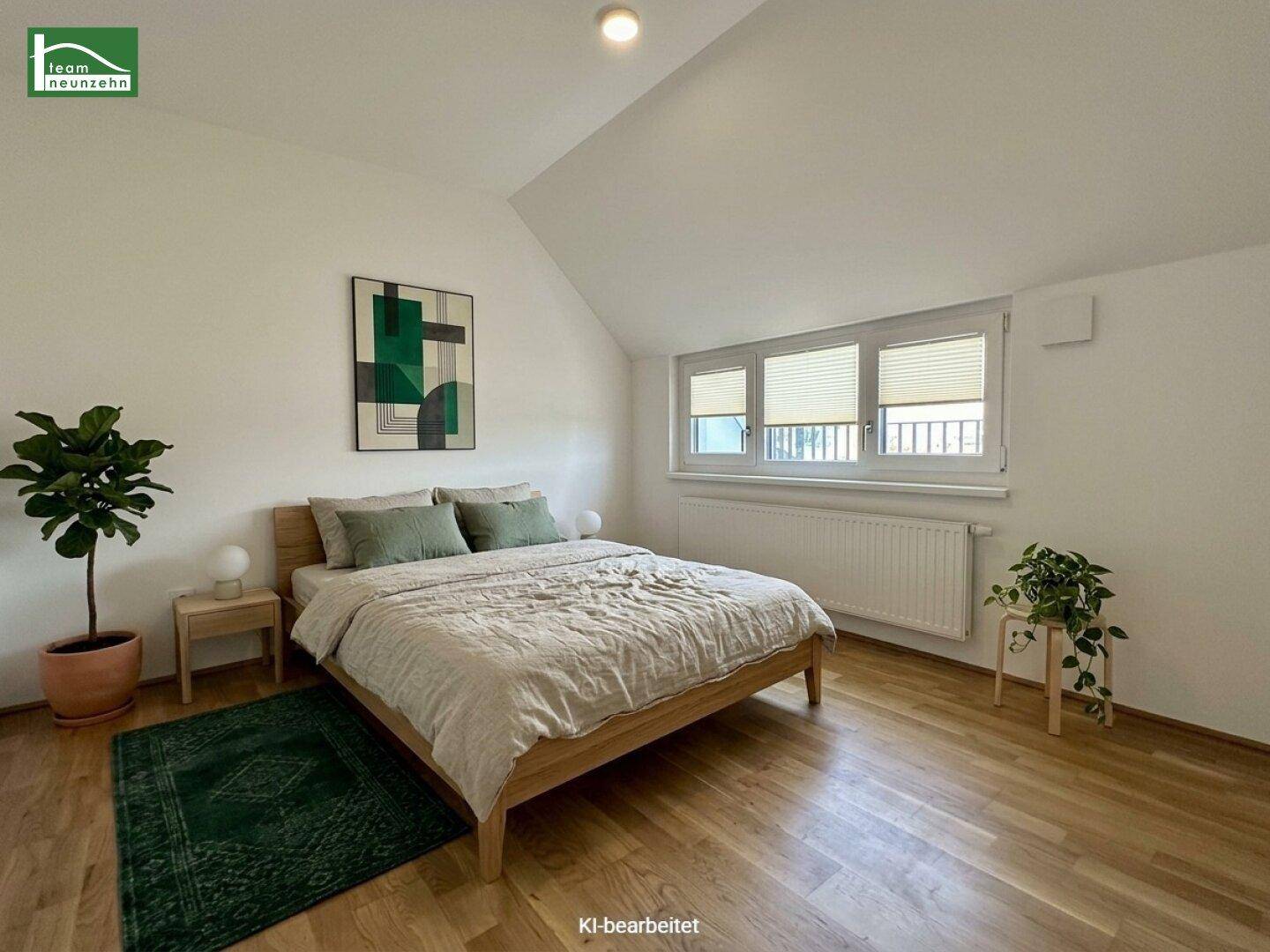 KI-bearbeitetes Schlafzimmer mit Holzbett, Pflanzen, Holzboden und Dachschräge.