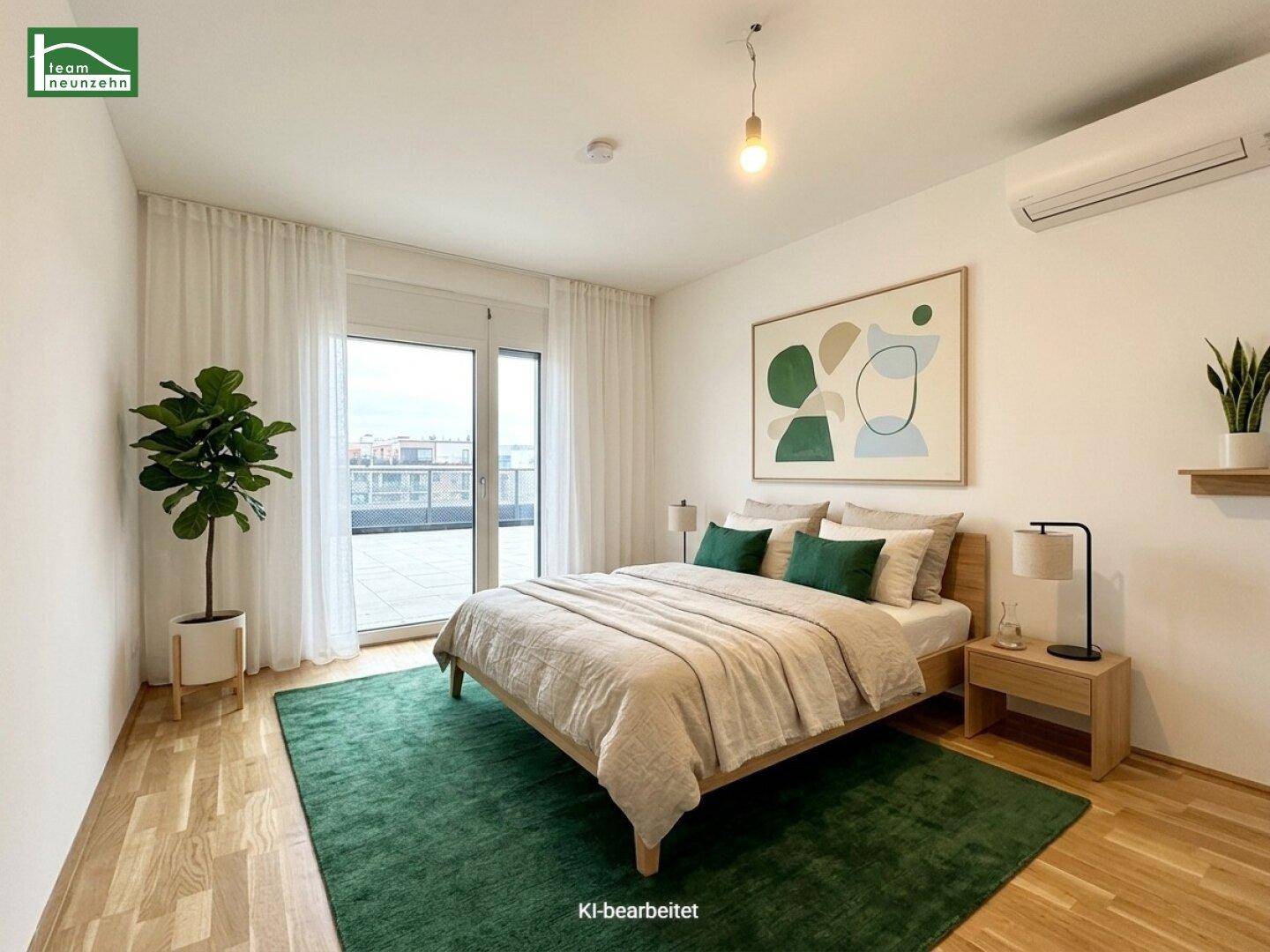 Gemütliches Schlafzimmer mit Holzboden, modernem Bett und direktem Zugang zu einem sonnigen Balkon.
