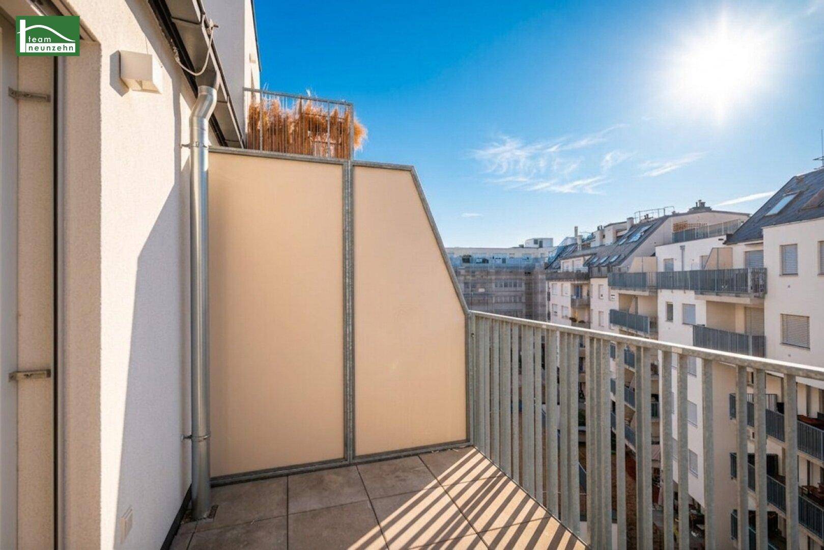 Heller Balkon mit Fliesenboden, Metallgeländer und Sichtschutz, sonniger Blick auf die Umgebung.