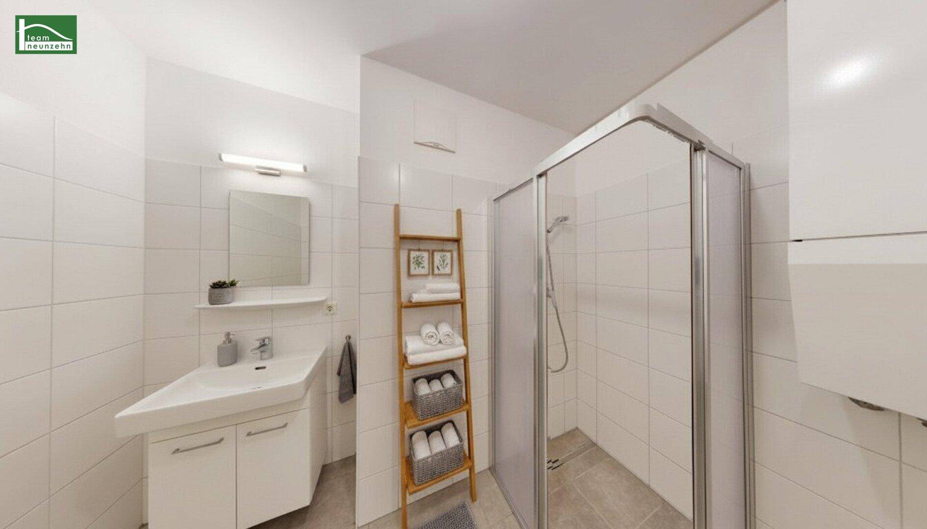 Modernes Badezimmer mit Duschkabine, Einzelwaschbecken und weißen Fliesen an den Wänden.