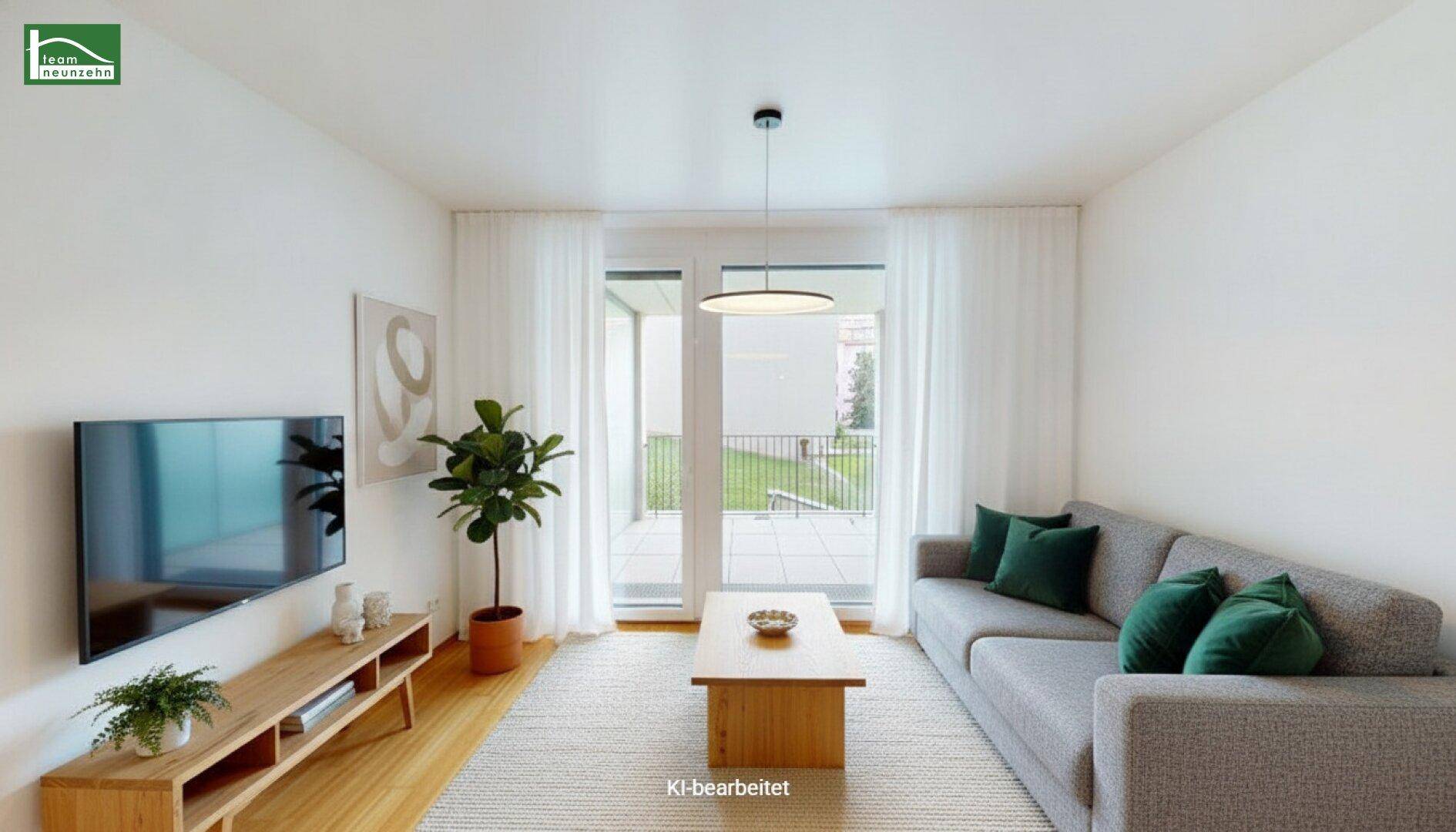 Helles, modern eingerichtetes Wohnzimmer mit Holzboden, Sofa, Fernseher und Zugang zu einem Balkon.