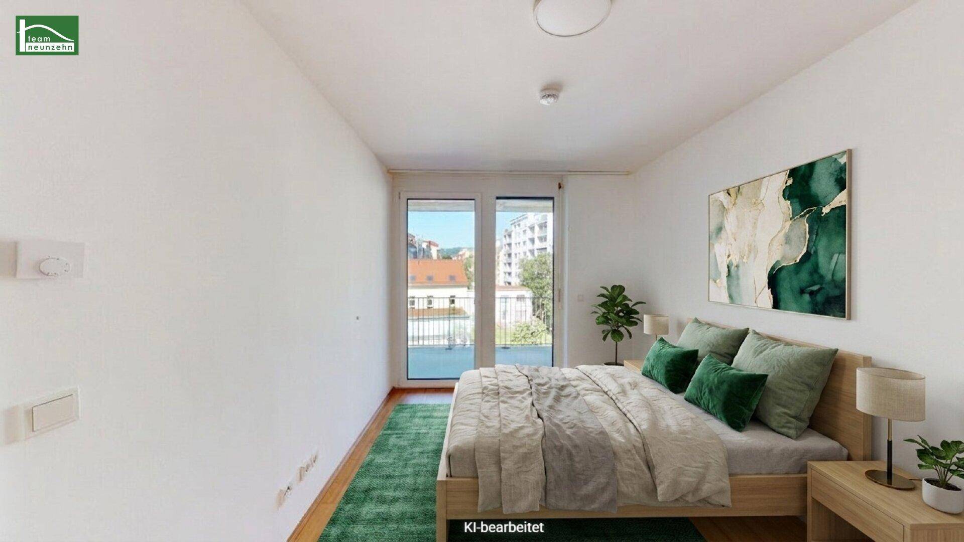 Gemütliches Schlafzimmer mit Holzboden, grünem Teppich, Doppelbett und Zugang zum Balkon.