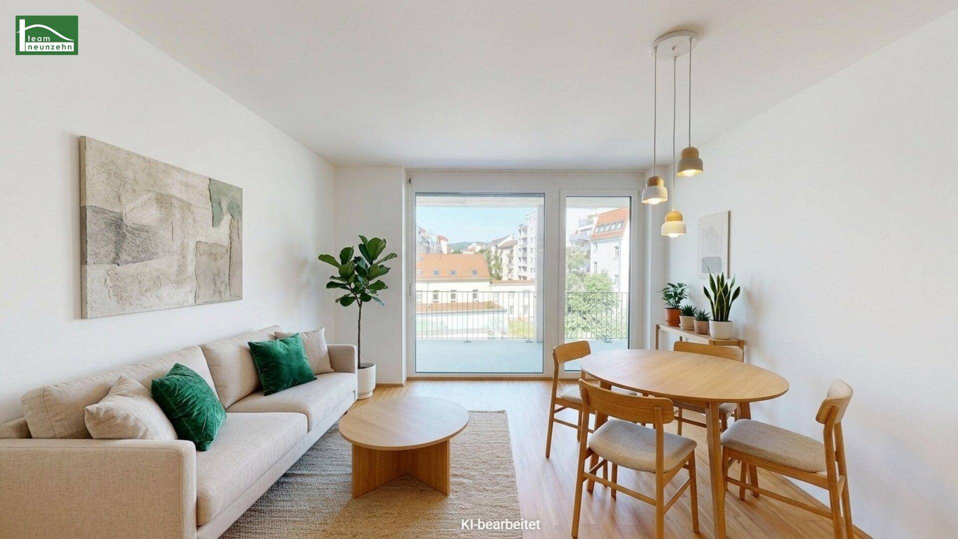 Gemütlicher Wohn-Essbereich mit Sofa, Esstisch und Zugang zu einem Balkon mit Stadtblick.