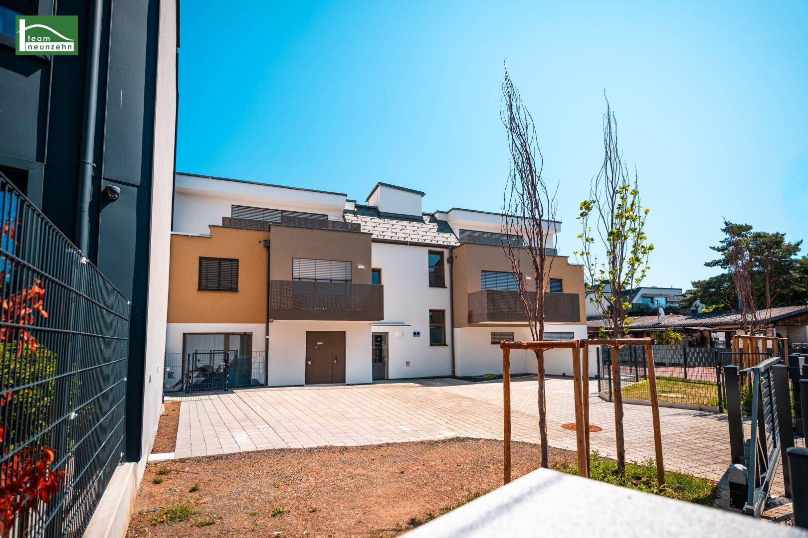 Attraktive Reihenhäuser mit moderner Architektur und gepflegter Außenanlage.