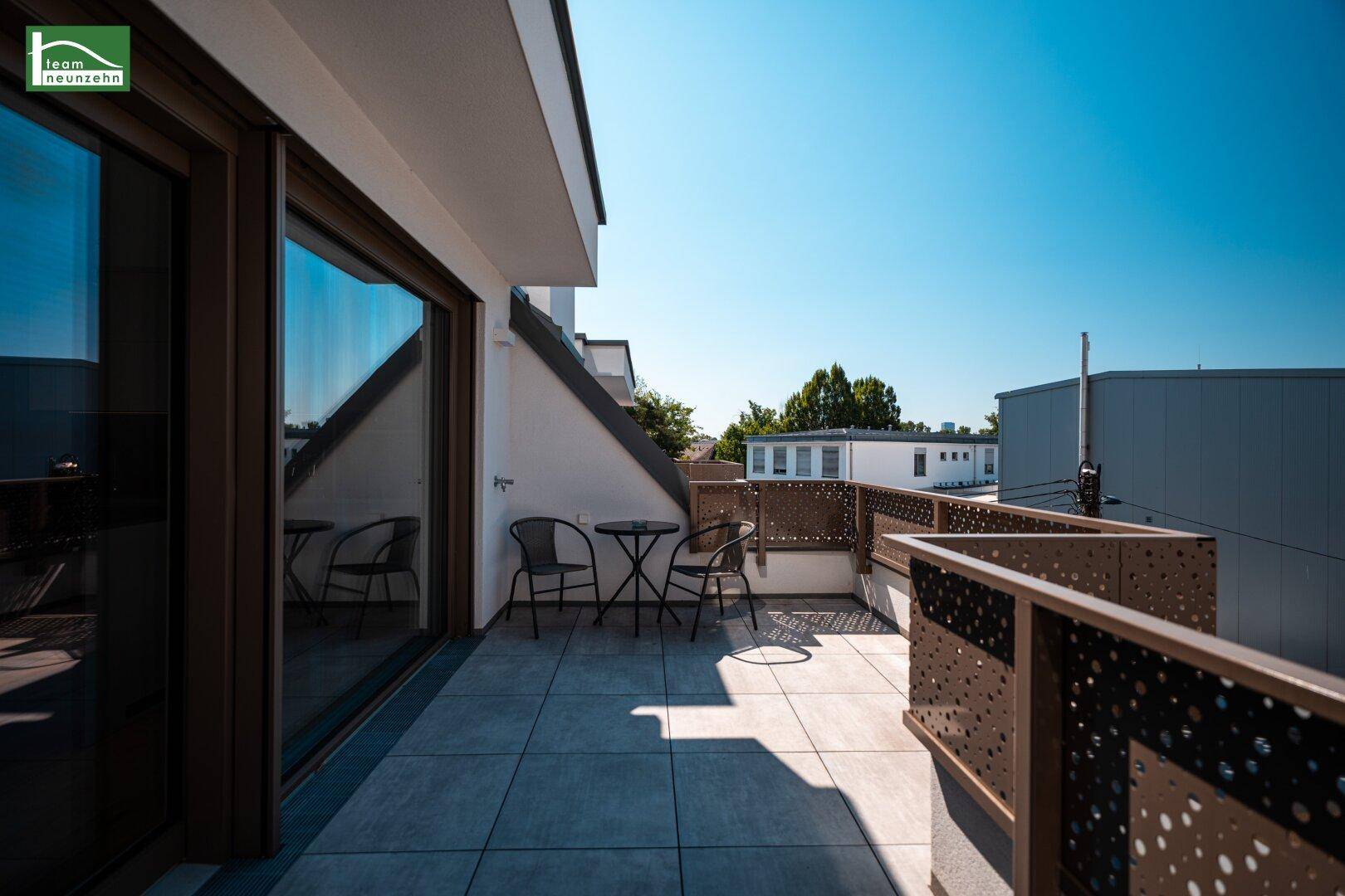 Sonnige Terrasse mit Fliesenboden und moderner Brüstung, ideal für Outdoor-Aktivitäten.