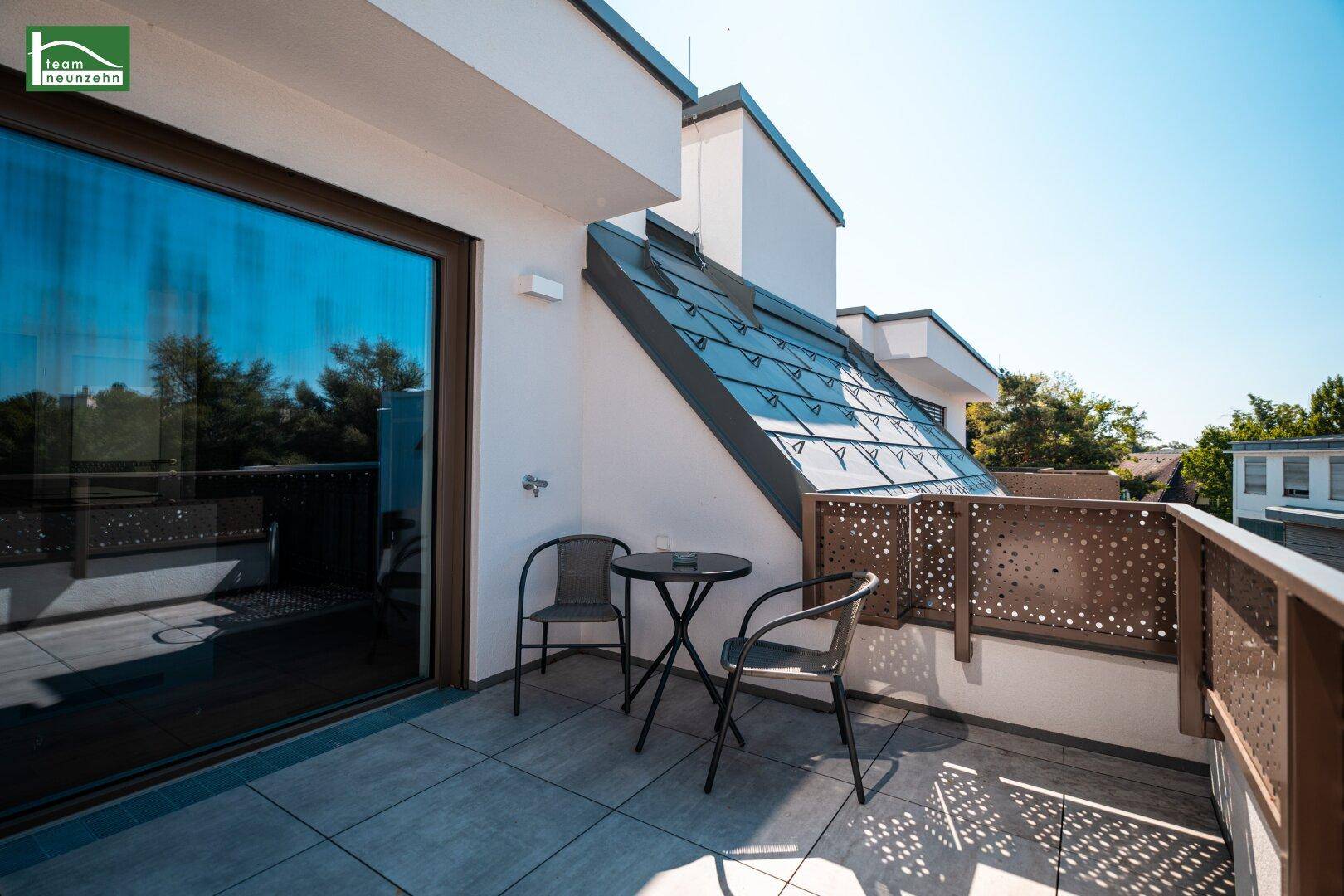 Sonnige Terrasse mit Sitzgelegenheiten und Blick auf die Umgebung, ideal zum Entspannen.
