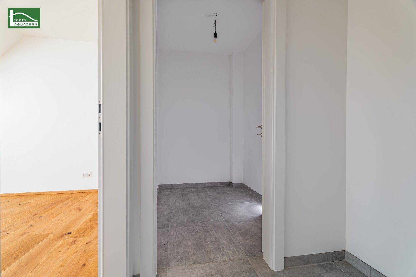 Kleiner Abstellraum mit Fliesenboden, ideal für zusätzlichen Stauraum.