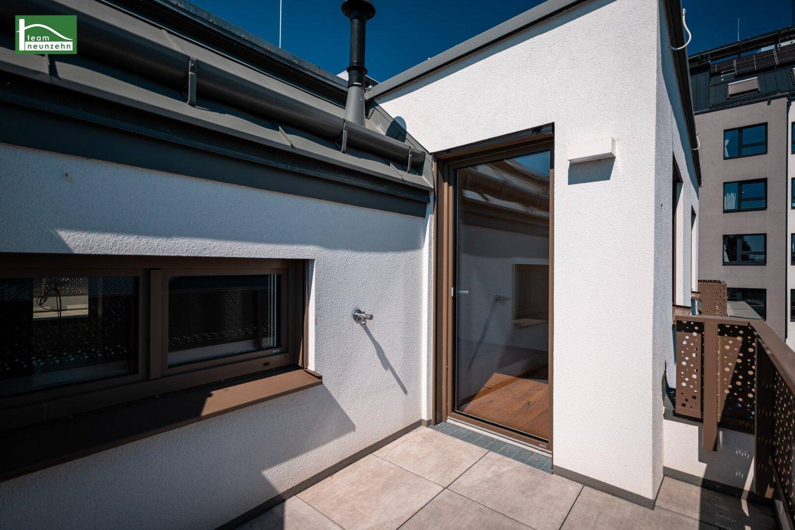 Kleinerer Terrassenbereich mit Zugang zum Innenraum und Blick auf die Umgebung.