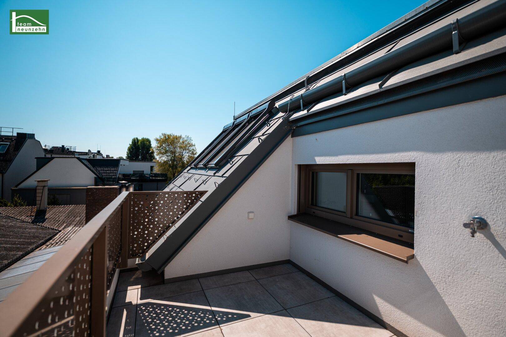 Dachterrasse mit modernen Geländern und Blick auf die umliegenden Dächer.