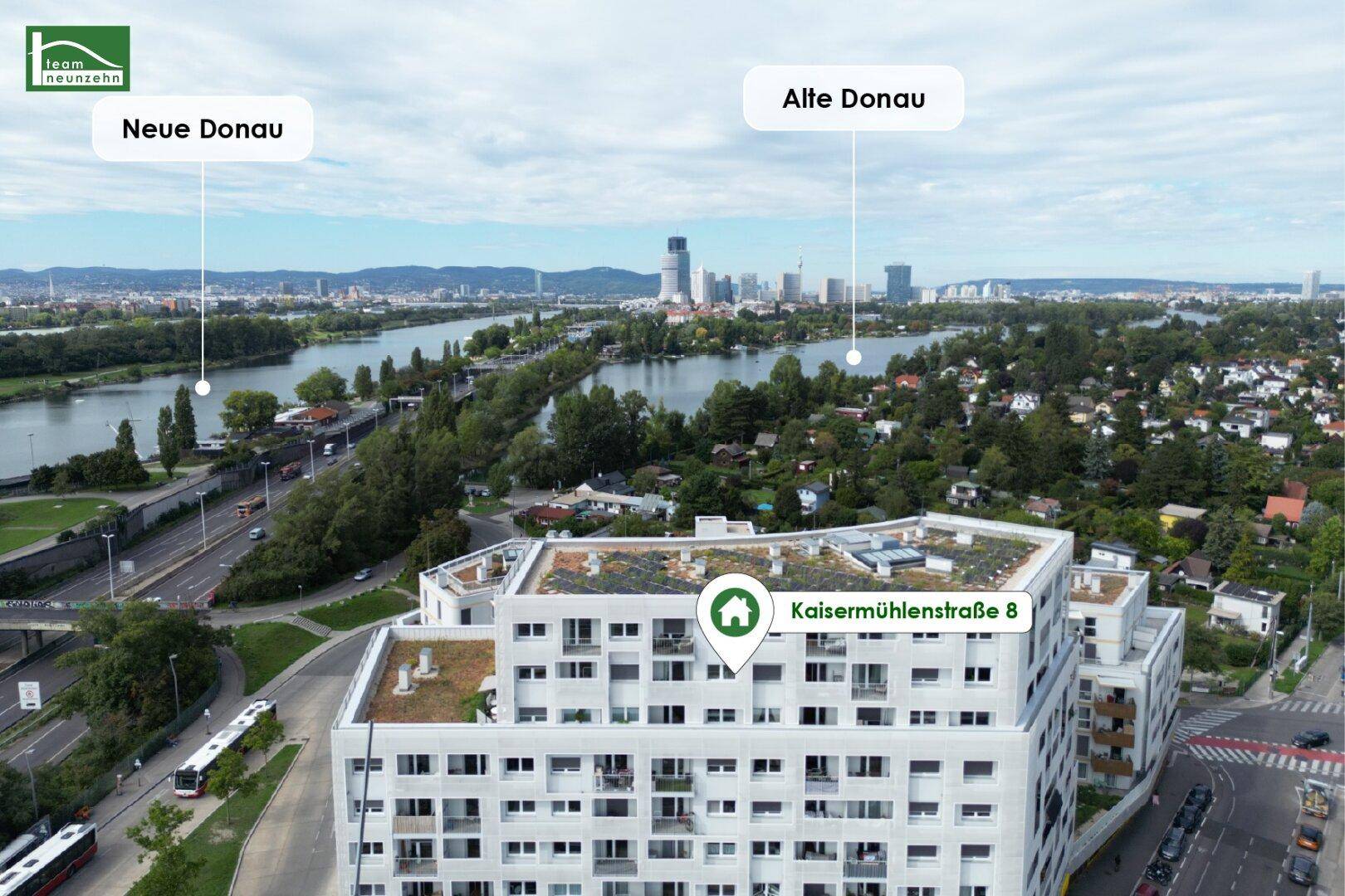 Luftaufnahme des Wohngebäudes mit Blick auf die Donau und die umliegende Stadtlandschaft.