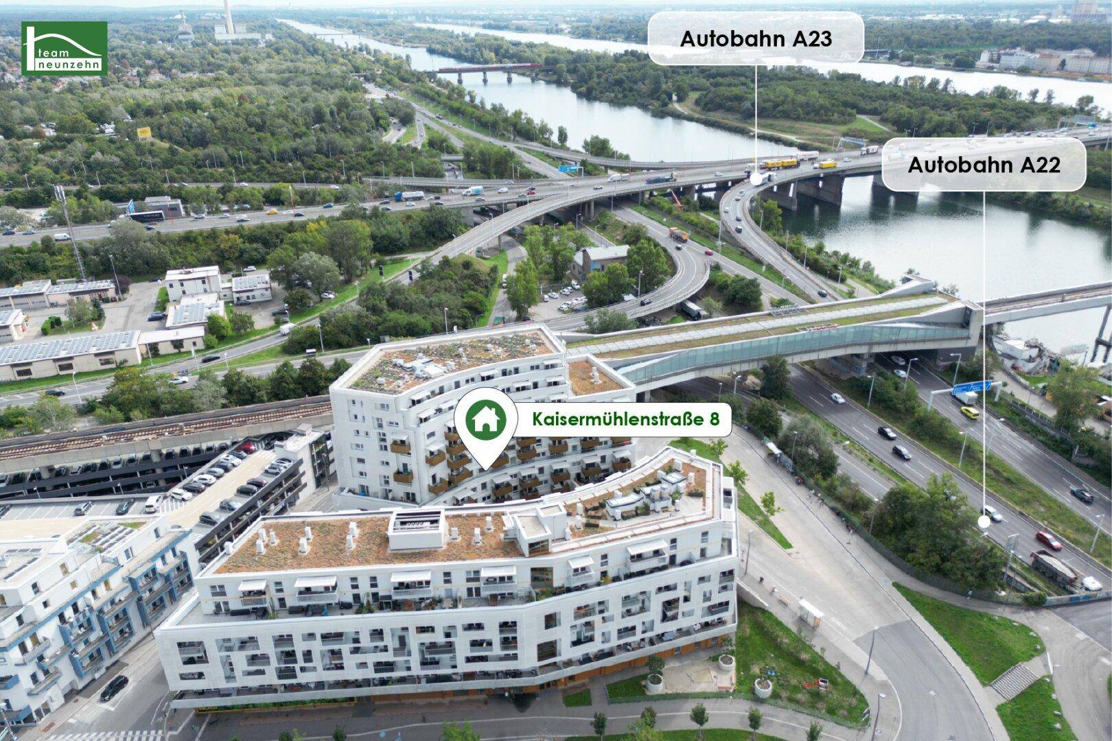 Luftaufnahme des Gebäudes mit Blick auf die Autobahnen A22 und A23 sowie die Donau.