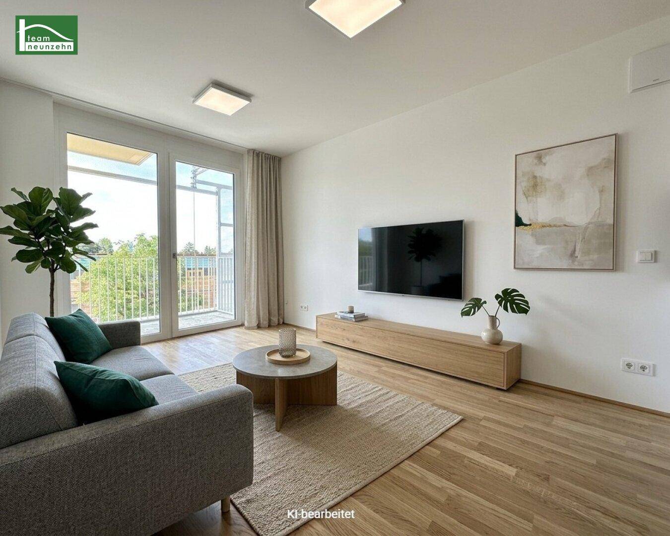 Modern eingerichtetes Wohnzimmer mit Holzboden, Sofa und Fernseher, KI-bearbeitet.