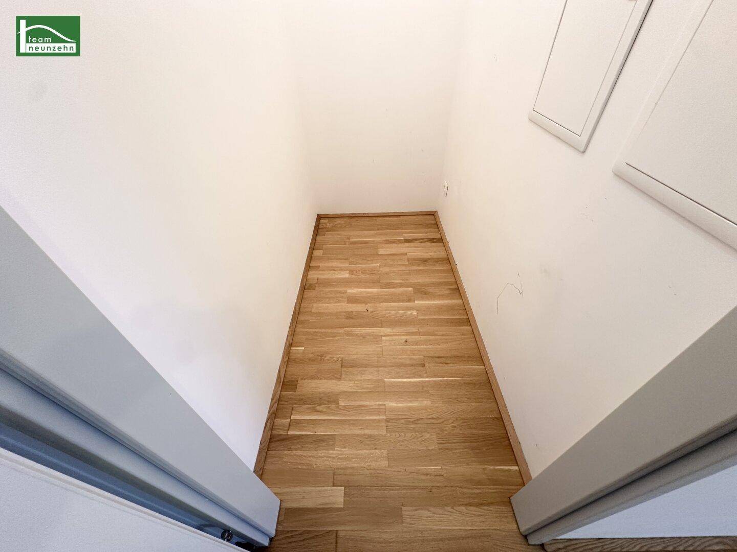 Praktischer Abstellraum mit Holzboden, ideal für zusätzlichen Stauraum.