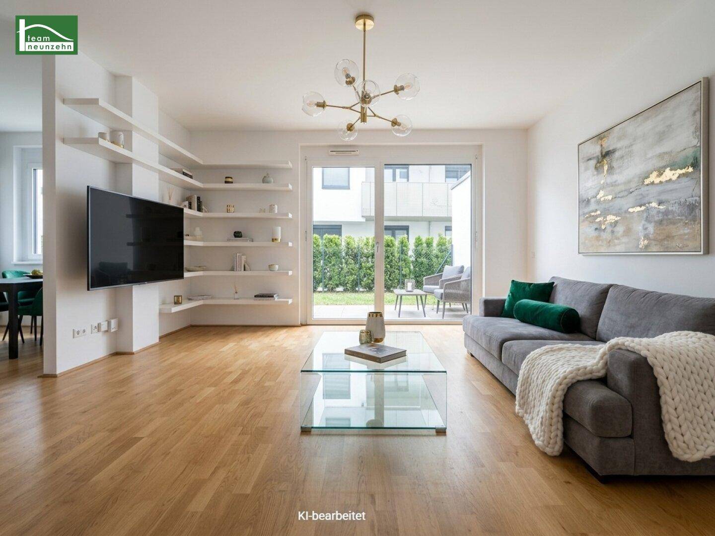 Helles Wohnzimmer mit modernem Design, Holzfußboden und direktem Zugang zum Gartenbereich.