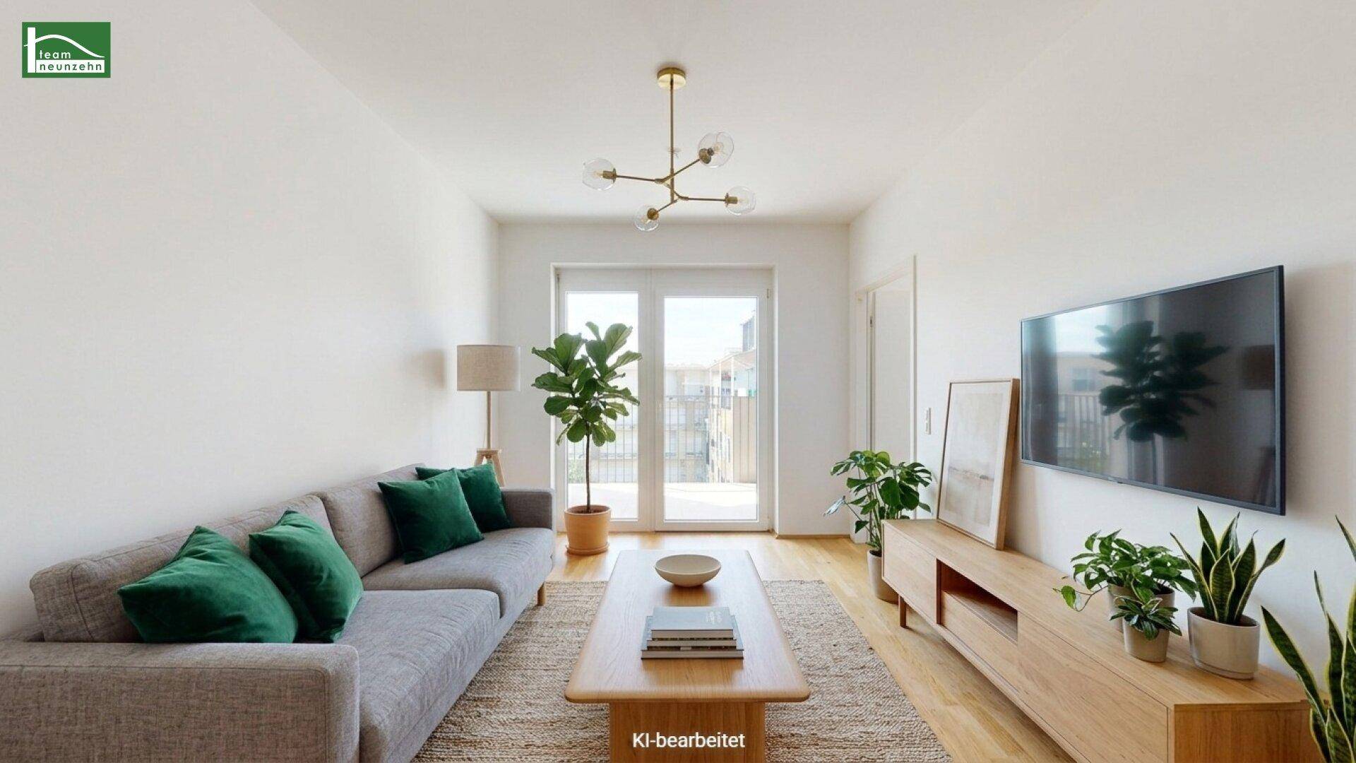 Modernes Wohnzimmer mit beigem Teppich, Holzboden und Zugang zu einem Balkon.