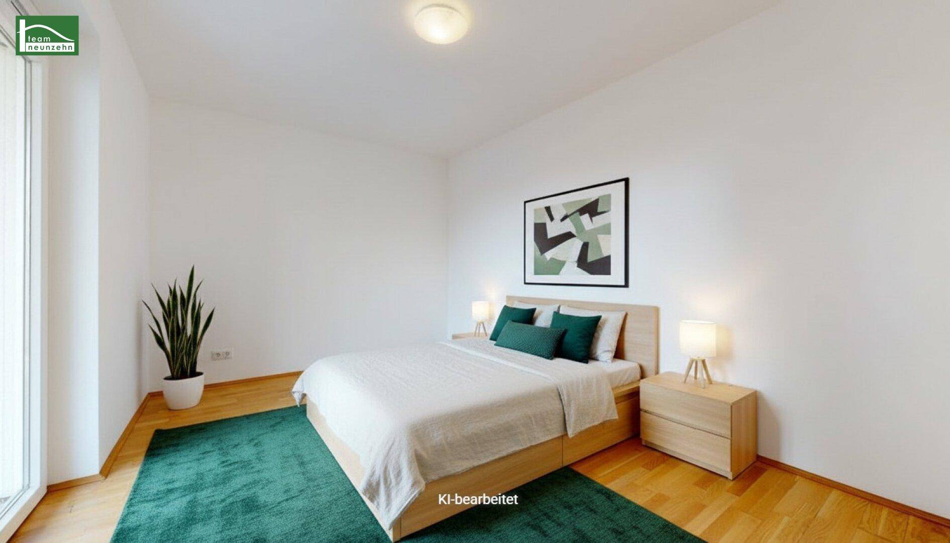 Gemütliches Schlafzimmer mit Holzboden, modernem Bett und großem Fenster für viel Licht.