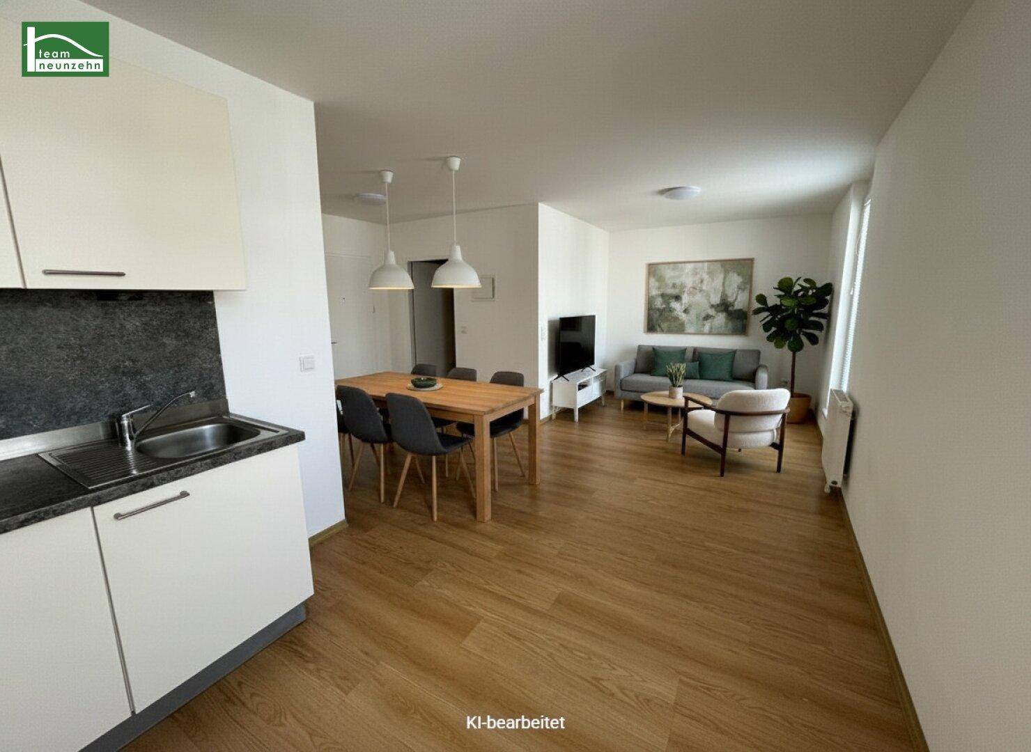 Offener Wohn- und Essbereich mit kleiner Küchenzeile, Holzboden und moderner Einrichtung.