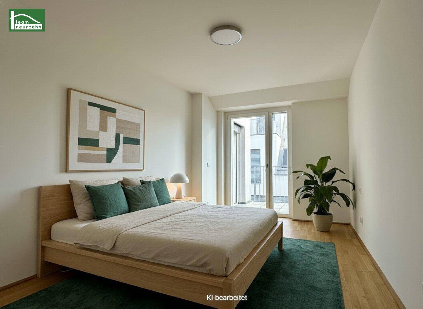 Helles Schlafzimmer mit Holzbett, Parkettboden und Zugang zu einem kleinen Balkon.