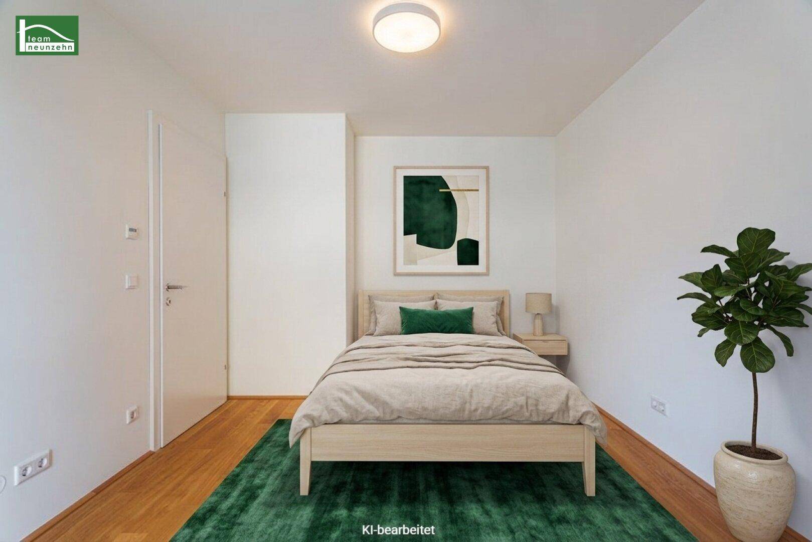 Virtuell inszeniertes Schlafzimmer mit Holzboden, modernem Bett und grüner Dekoration.
