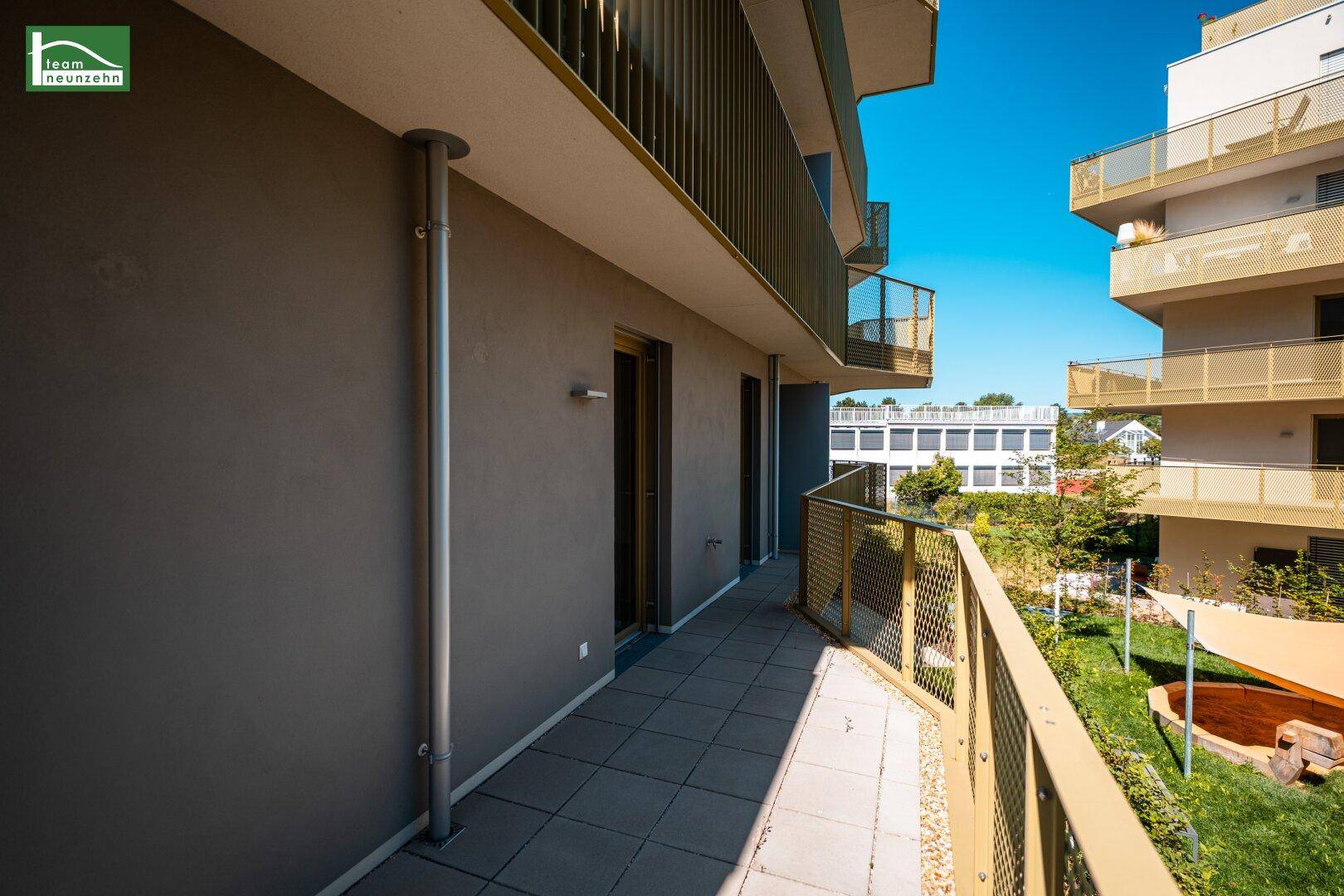 Geräumiger Balkon mit Fliesenboden und modernem Geländer, bietet Blick auf die Umgebung.