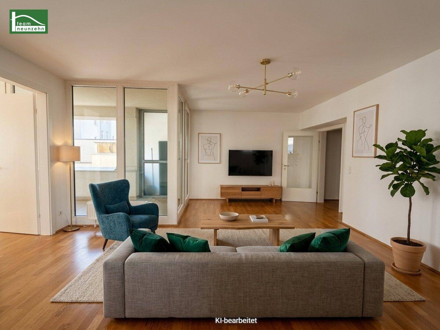 Helles Wohnzimmer mit modernem Sofa, Holzboden und Zugang zu einem Balkon oder einer Terrasse.