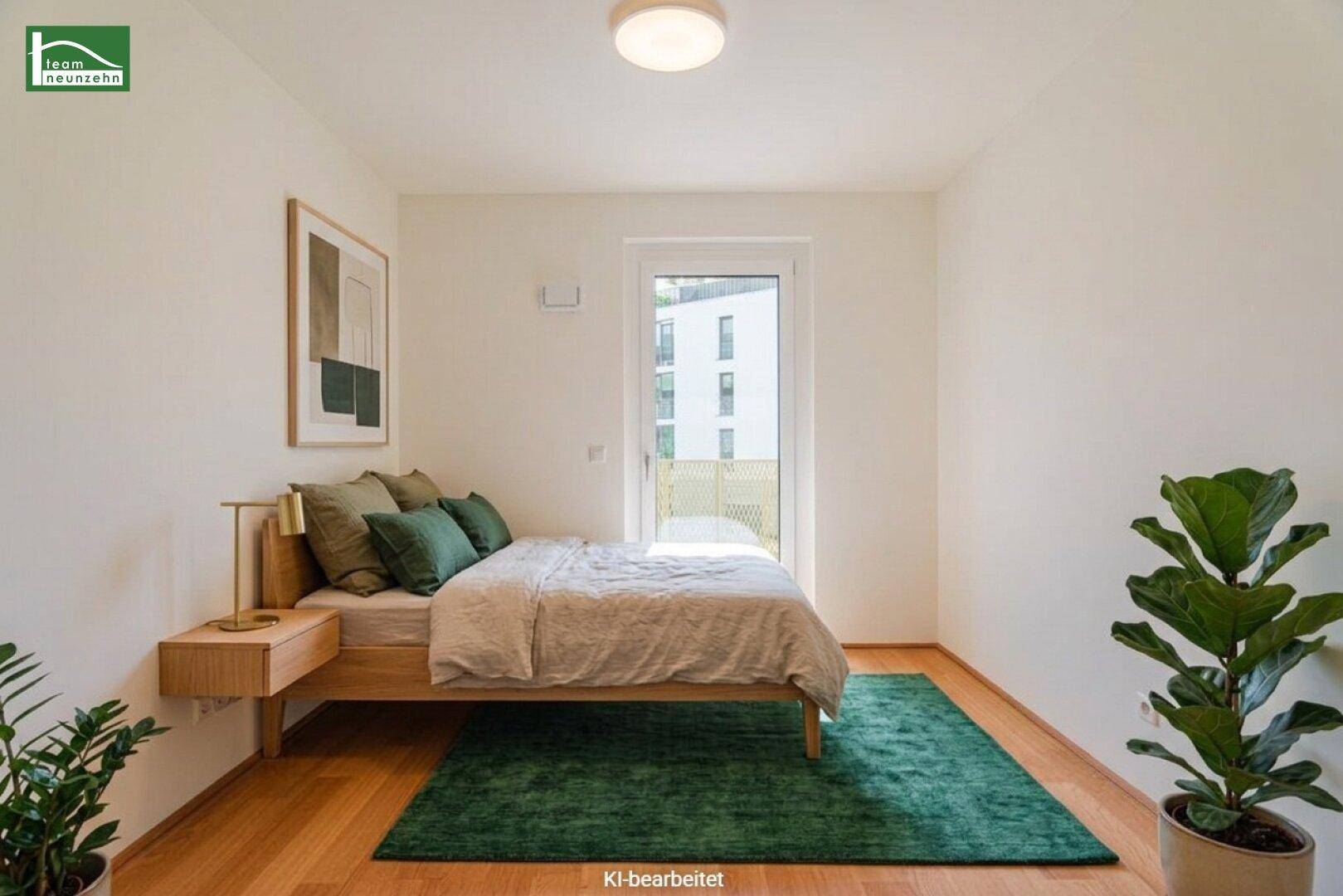 Gemütliches Schlafzimmer mit Holzbett, grünem Teppich, Pflanzen und direktem Zugang zum Balkon.