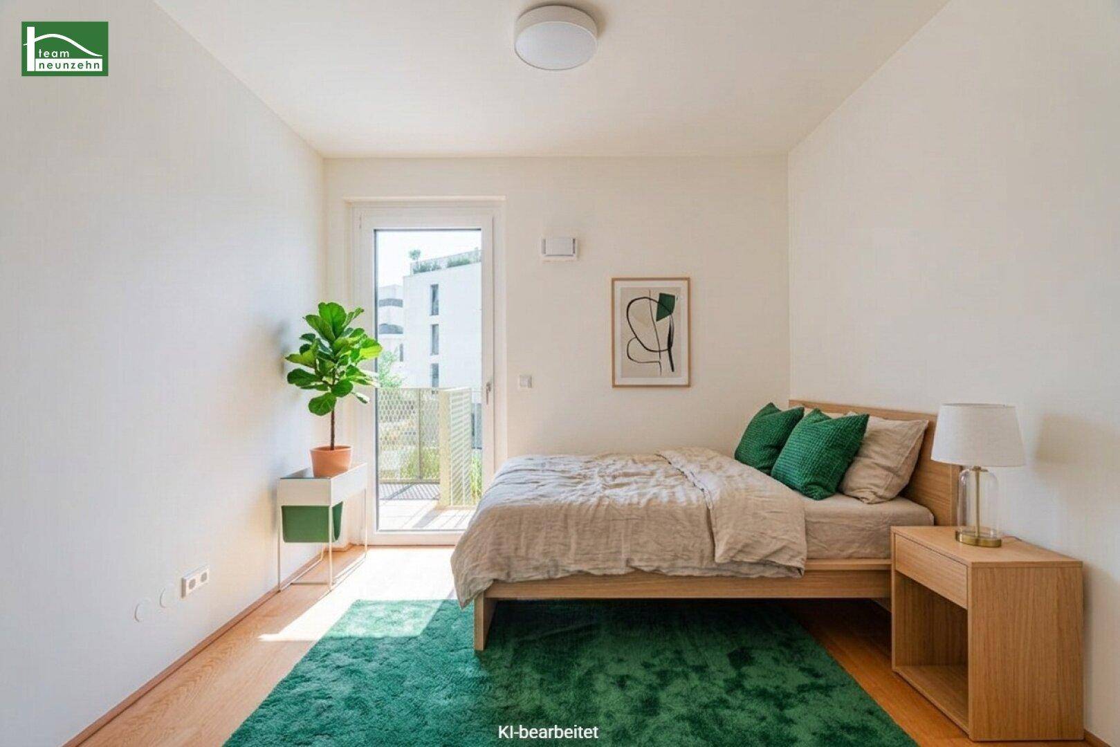 Gemütliches Schlafzimmer mit Holzboden, modernem Bett und Zugang zu einem kleinen Balkon.