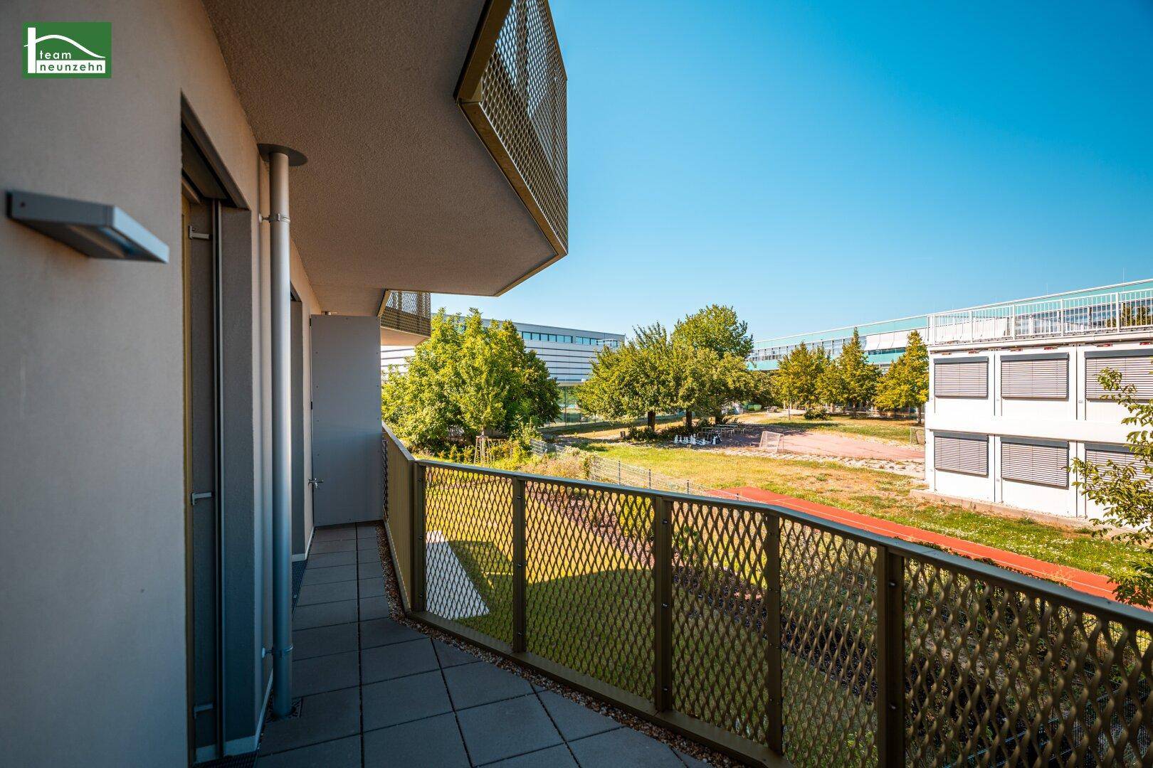 Geräumiger Balkon mit Fliesenboden und Metallgeländer, bietet einen weiten Ausblick auf die Umgebung.
