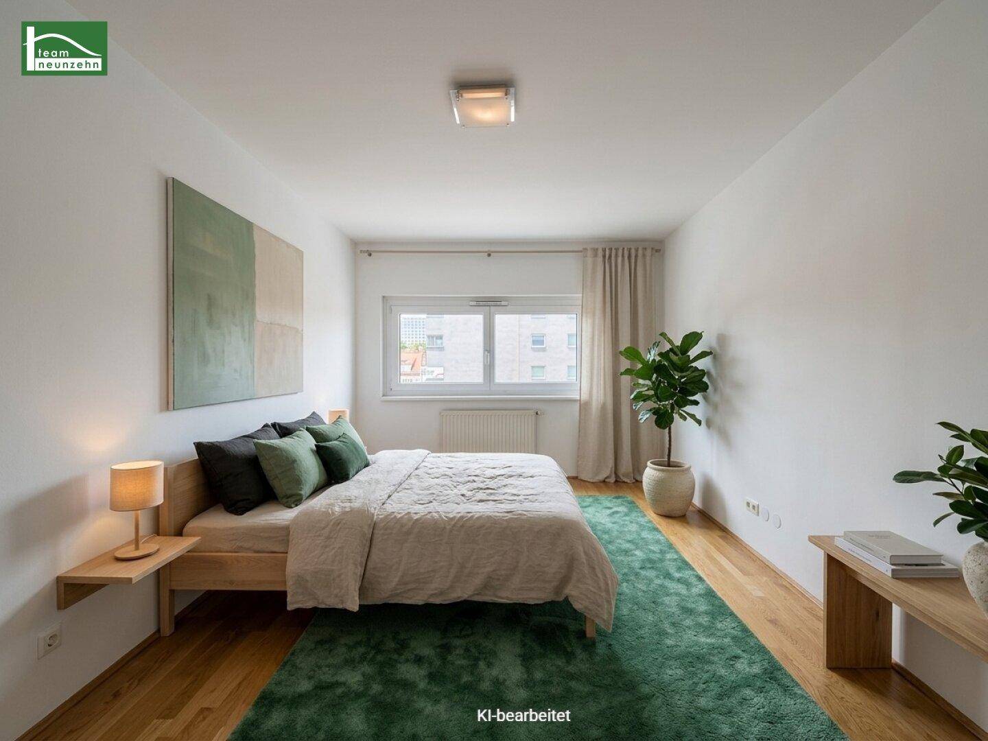 Gemütliches Schlafzimmer mit Holzboden, grünem Teppich und natürlichem Lichteinfall.