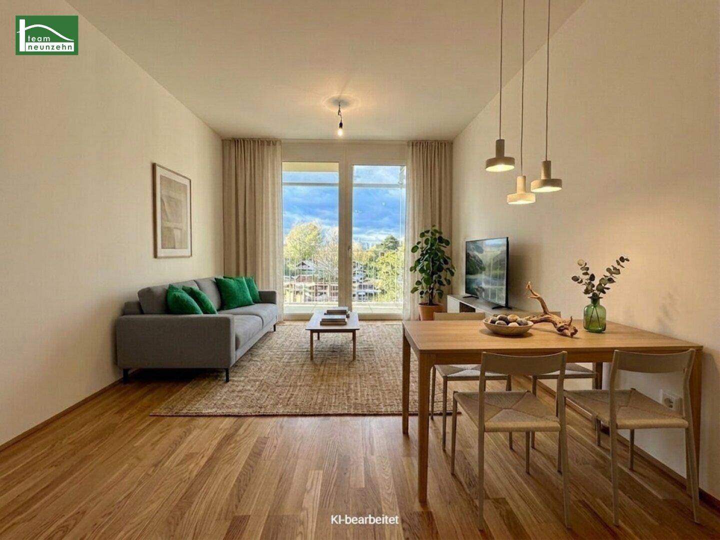 Gemütlicher Wohn-Essbereich mit modernem Sofa, Esstisch und Blick ins Grüne.